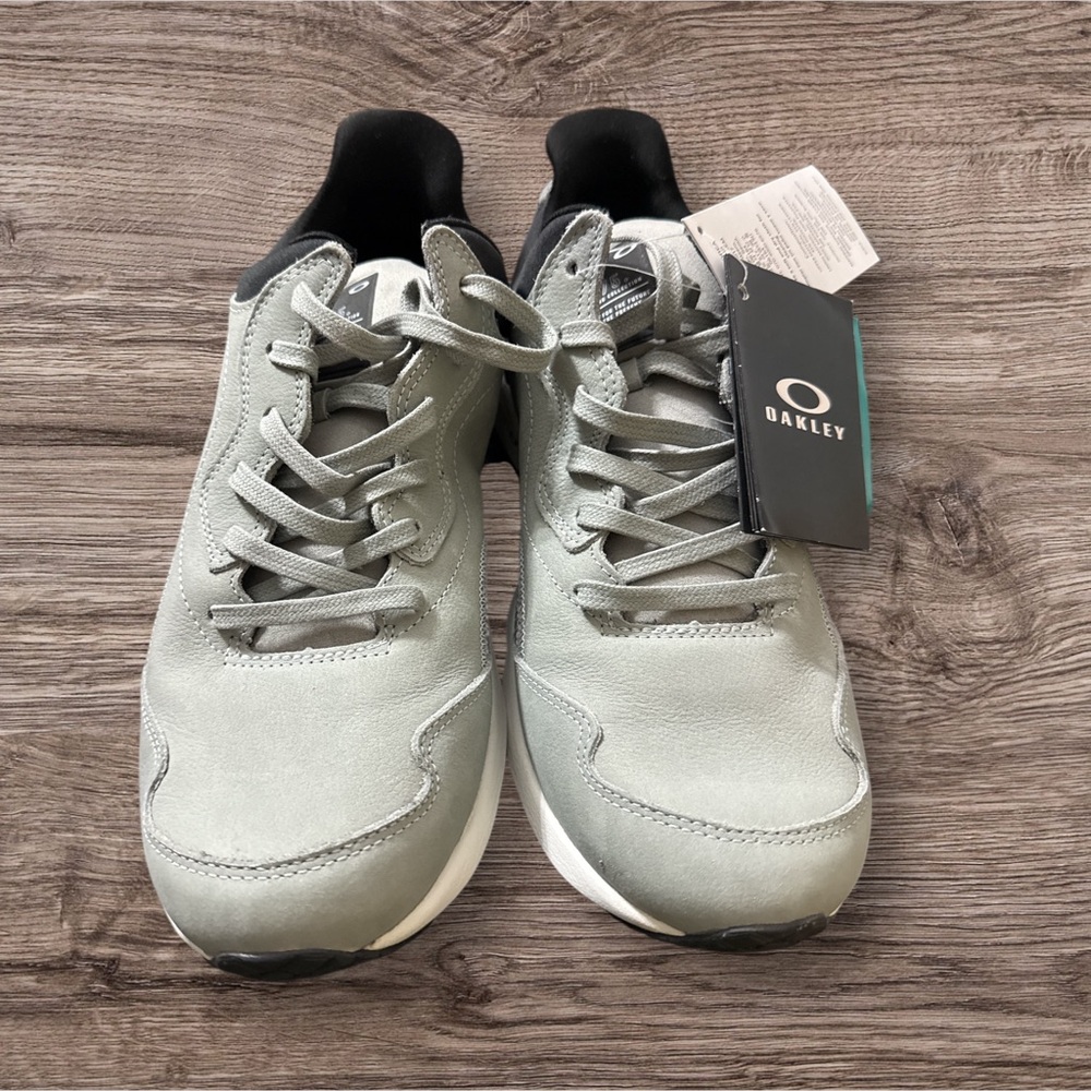 Oakley Men's Light Gray Sneakers